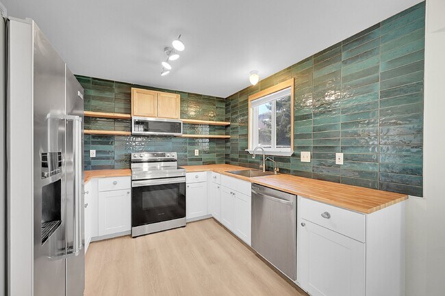 Building Photo - $2,495, 3 beds, 2.5 bath Updated Home in Co Springs with Fenced In Yard!