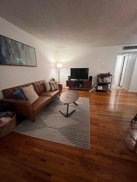 Building Photo - 320 Lakeview St