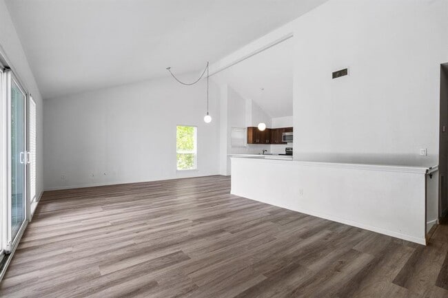 Building Photo - 80 Lakeview Village