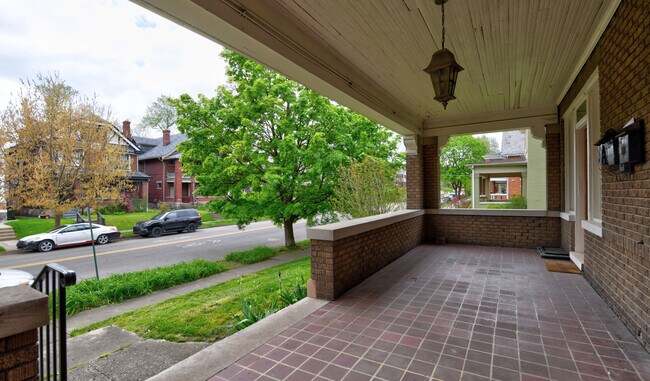 Building Photo - 1692 Bryden Rd