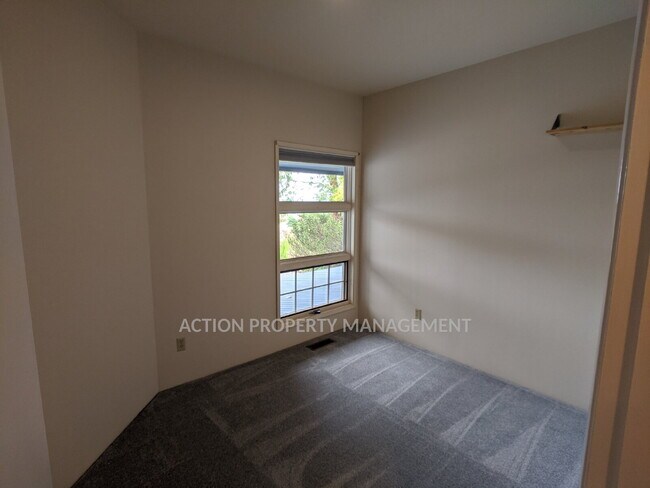 Building Photo - 3 bed 3 bath on 4.8 acres w/ beautiful water view