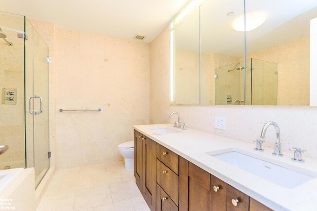 Building Photo - 640 W 237th St