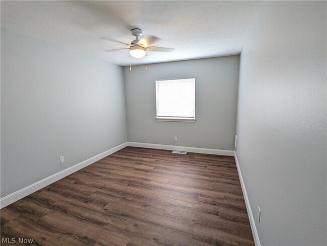 Building Photo - 6920 Carriage Hill Dr