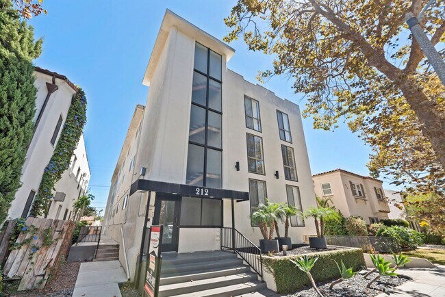 Building Photo - 212 S Arnaz Dr