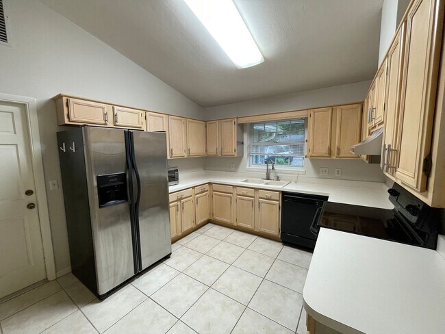 Building Photo - AVAILABLE NOW!!! BEAUTIFUL 3 BEDROOM HOME