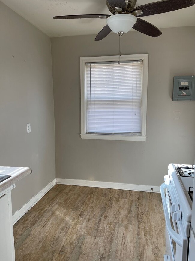 Building Photo - Dundee Village Rentals (820 N 46th St)