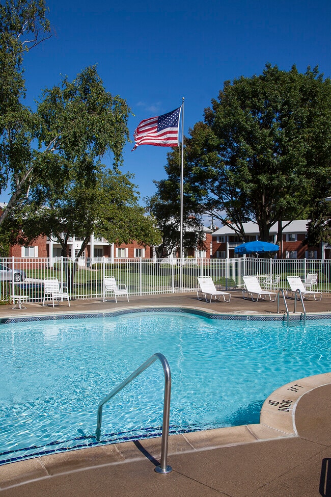 Building Photo - Holiday Center Apartments