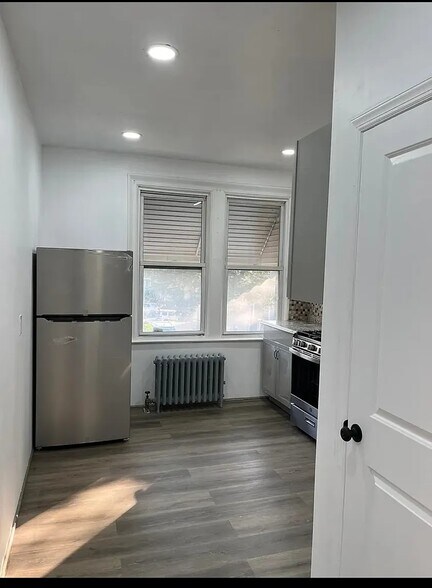 Building Photo - 275 Linden Ave