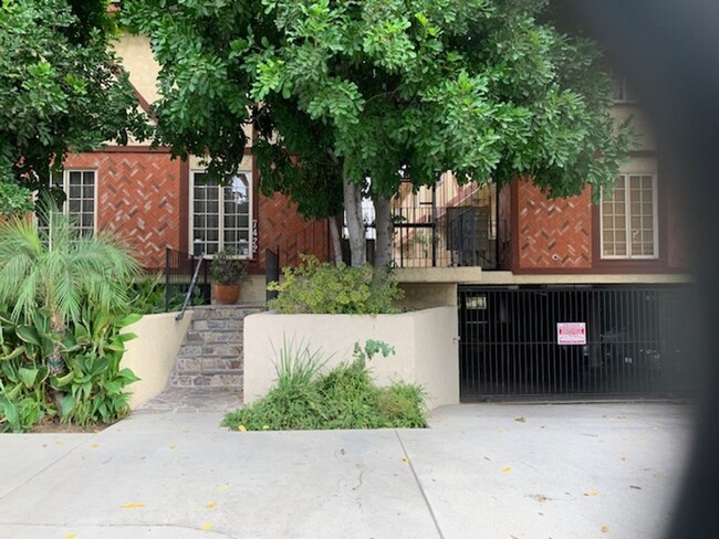 Building Photo - Beautiful 2 Bedroom 2 1/2 Bathroom Van Nuy...