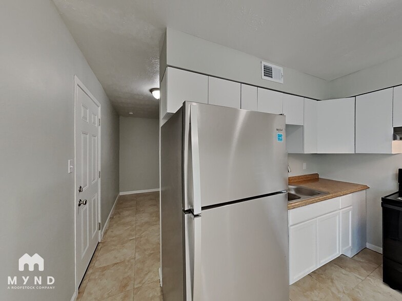 Building Photo - 640 Hause Ave