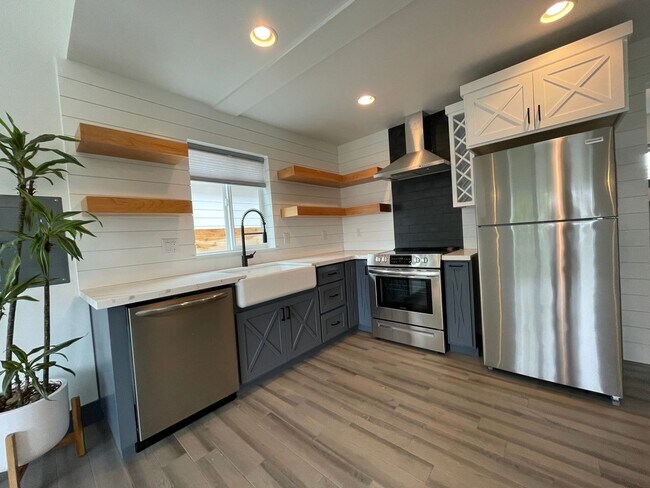 Building Photo - AJJ1438