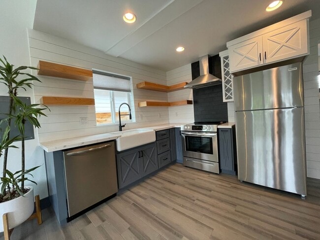 Building Photo - Charming 1Bed 1Bath Modern 2 Story Cottage with Fabulous Updates! Washer & Dryer Hook-ups!