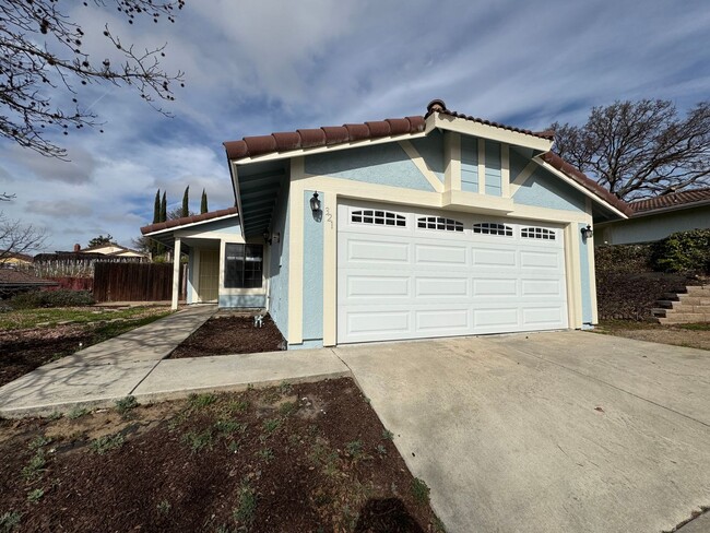 Building Photo - Charming Turnkey Home in Desirable Oak Mea...