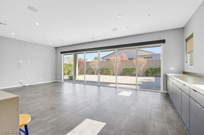 Building Photo - 3367 Stone View Ave