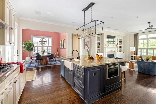 Building Photo - 582 St Charles Ave NE