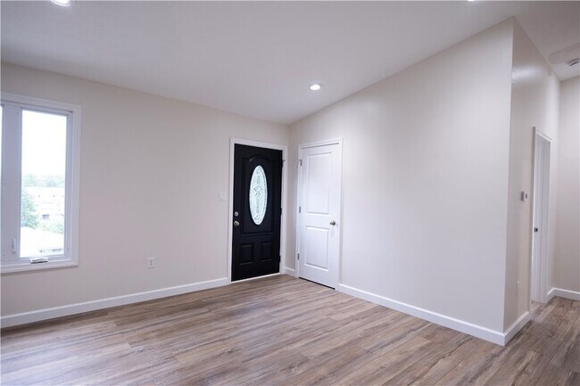 Building Photo - 1165 Kings Ln