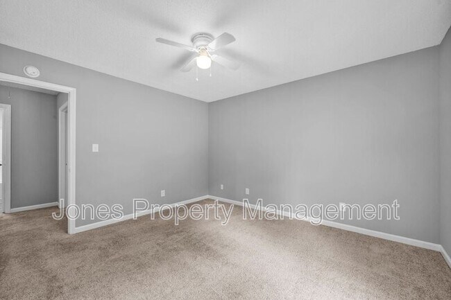 Building Photo - 2728 White Oak Ln