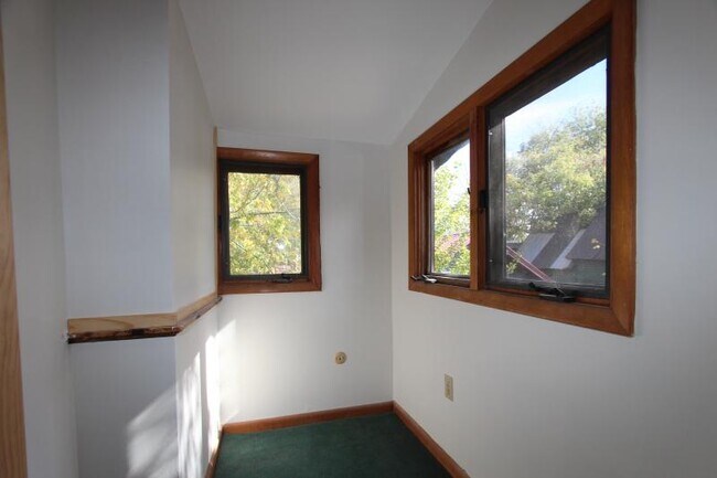 Building Photo - 14 Crombie St