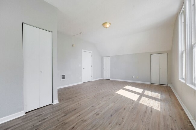 Building Photo - Victorian-style apartment available in the serene SW Hills