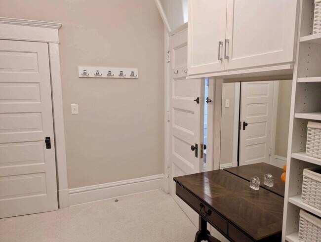 Building Photo - Stunning 3 bedroom main floor unit in prime Saint Paul location.