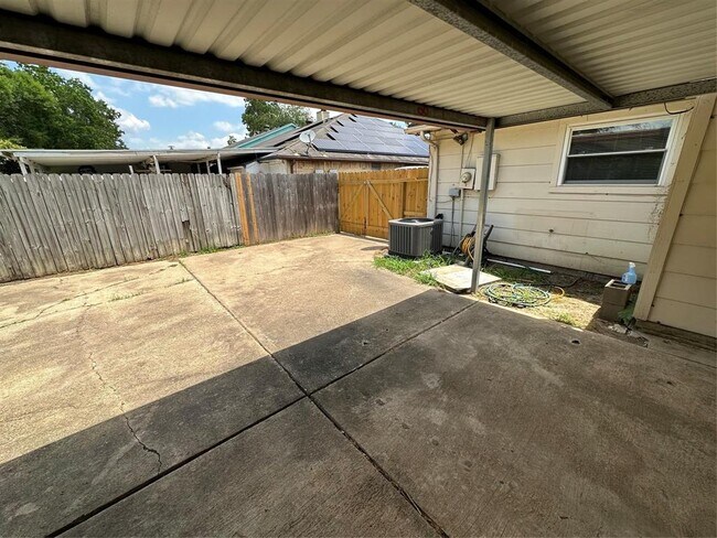 Building Photo - 9306 Bollingbrook Dr
