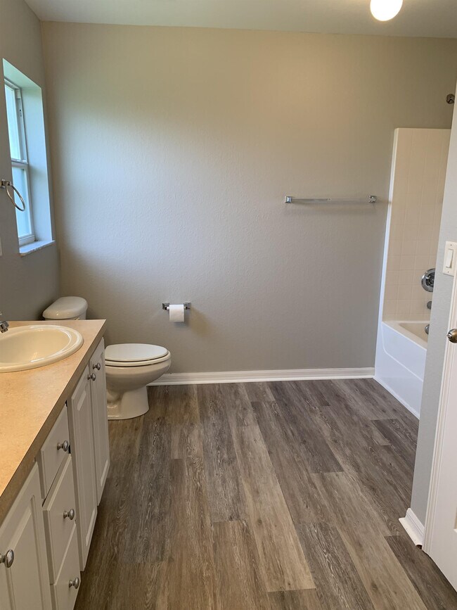 Building Photo - 4311 NE 23rd Pl