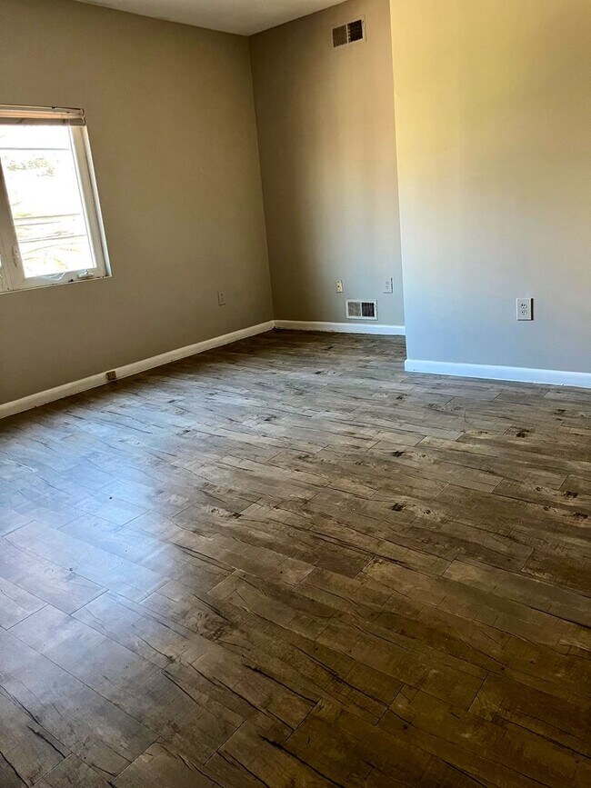 Building Photo - *** Amazing Apartment in Mt. Washington * Pet Friendly * Duplex style * Available Now * Spacious ...