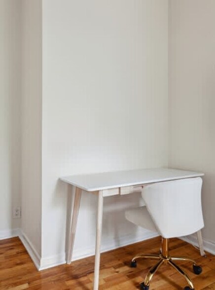 Building Photo - 300 E 69th St