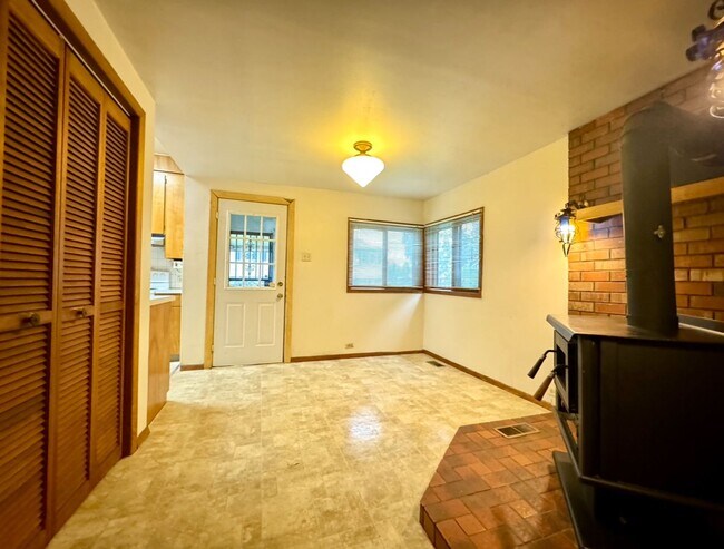 Building Photo - Vintage Living In Montavilla~ Front Porch~ Unfinished Basement~ Large Fully Fenced Yard