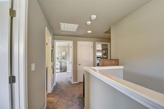 Building Photo - 1710 SW Panorama Dr