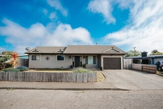 Building Photo - Single Family Home in Mckinleyville!