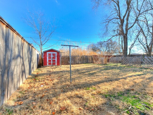 Building Photo - 2205 Donna Dr