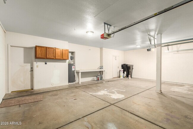 Building Photo - 6121 E Saddleback St