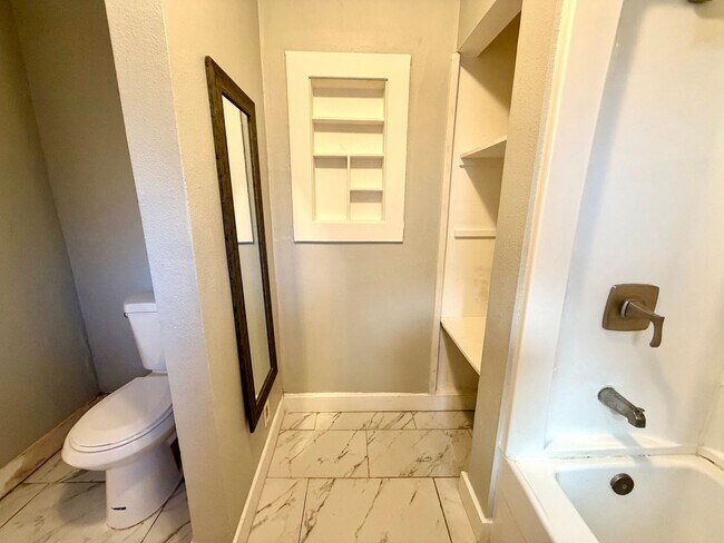 Building Photo - Beautifully updated 1 bed 1 bath in Thousand Oaks! All utilities included