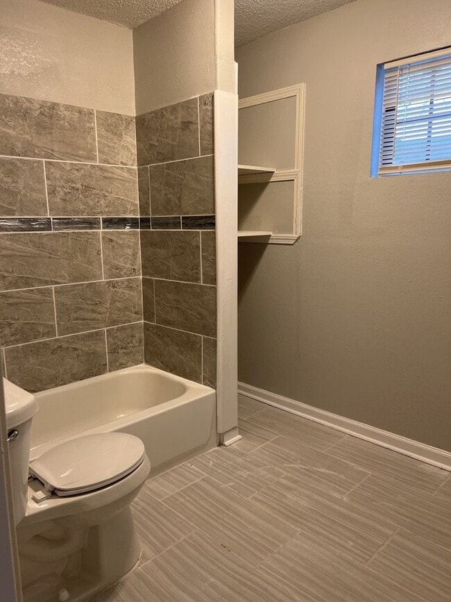 Building Photo - Charming 4 Bdrm, 3 Bath Home | U of M Area | Open To Section 8