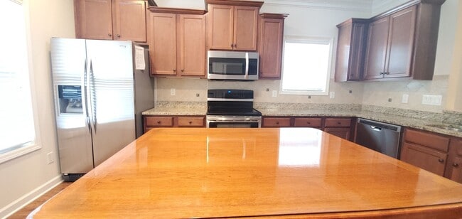 Building Photo - Townhouse  At West Park Place