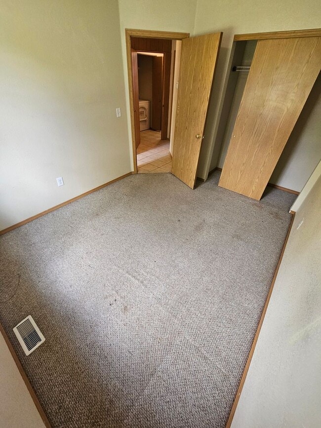 Building Photo - Townhome with 3 bedrooms and garage!  New paint and flooring!