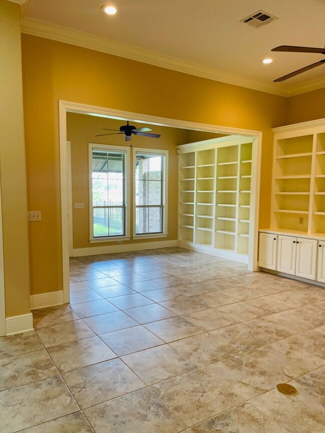 Building Photo - 3 Bedroom 2 Bath Home for Lease