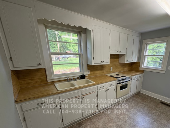 Building Photo - 130 Lilly Ave