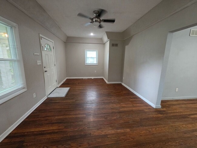 Building Photo - 3 Bedroom Home Near Zoo & Parks!