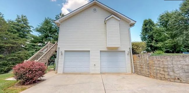 Building Photo - Gorgeous home in Weaverville available now!