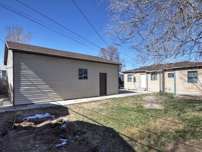 Building Photo - 3 Bedroom House with 2 Car Garage/Workshop