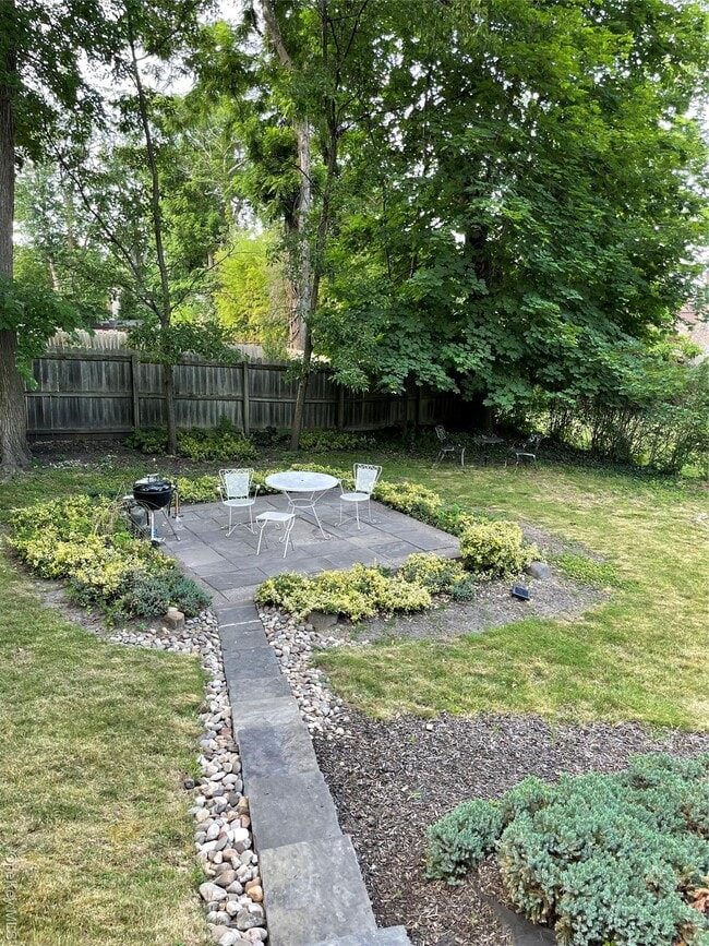 Building Photo - 139 S Broadway