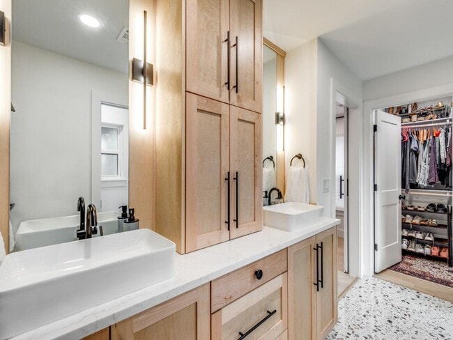 Building Photo - 2209 Fair Oaks Dr