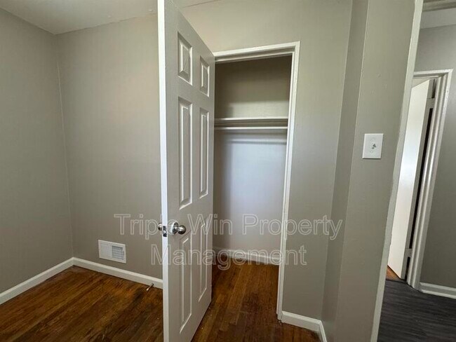 Building Photo - 8629 Elwyn Dr