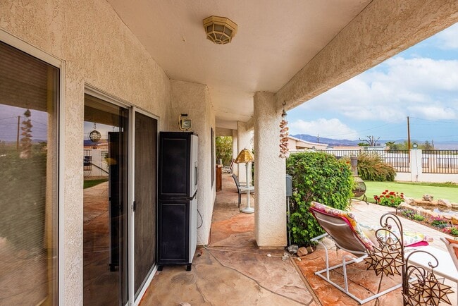 Building Photo - Long Term 4 Bedroom Rental with a Beautifu...