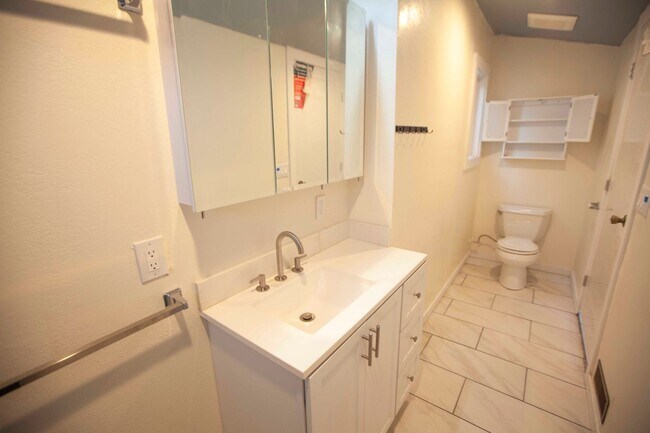 Building Photo - Charming Oceanveiw Renovated Single-Family...