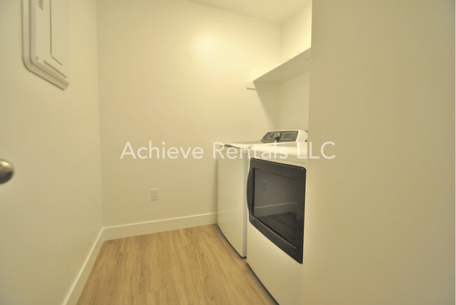 Building Photo - Beautiful 3 Bed Townhome in Nibley with pool!