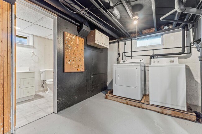 Building Photo - 2611 W 23rd St