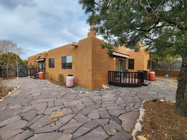 Building Photo - 246 Loma Entrada